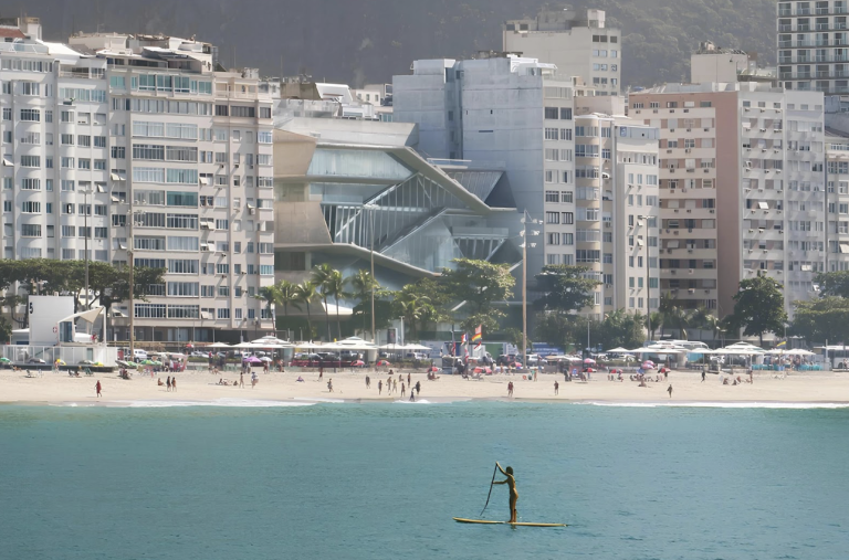 Mis: Memória audiovisual junto às ondas do mar